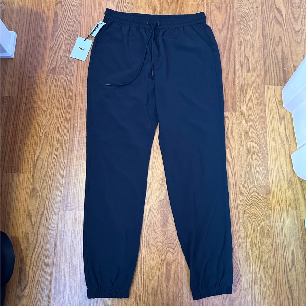 Aritzia TNA black joggers BNWT